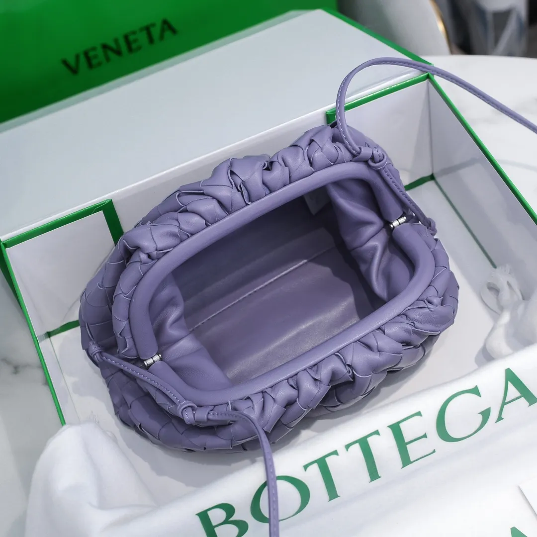 Batch 1260 large grid weaving The pouch cloud bag is the first series designed by former Celine designer Daniel Lee after joining BV. The upper body is extremely ecstatic ~ fashionable and classy ~ elegant and concise, lazy and intellectual size: 23*13*8 [Little Cloud Rough Weave#]